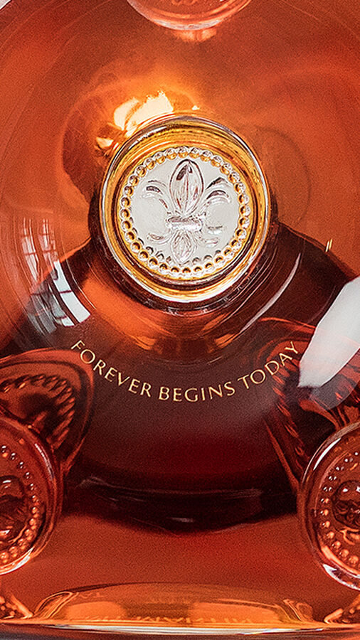 A zoom on the personalized engraving of the LOUIS XIII bottle