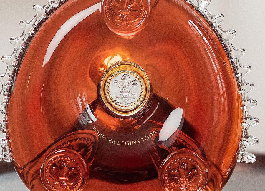 A zoom on a n engraved decanter