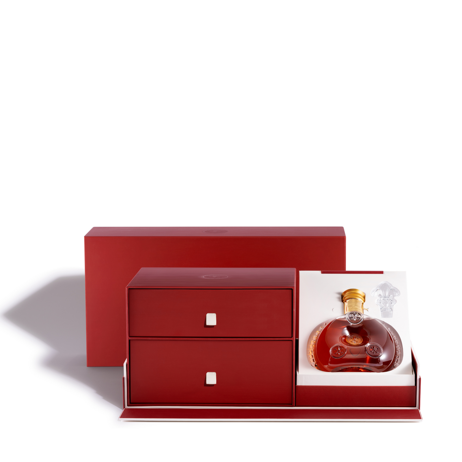 A packshot of the bellota set with the bottle of LOUIS XIII cognac exposed