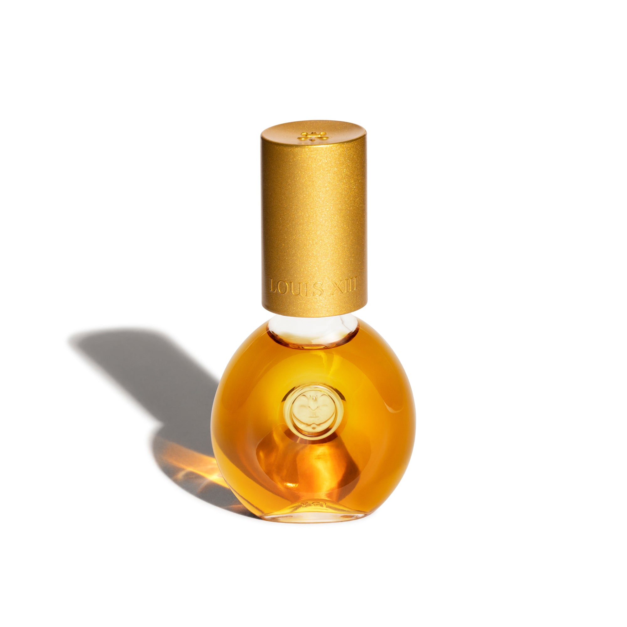 A packshot of LOUIS XIII DROP bottle, edition gold, on a white image