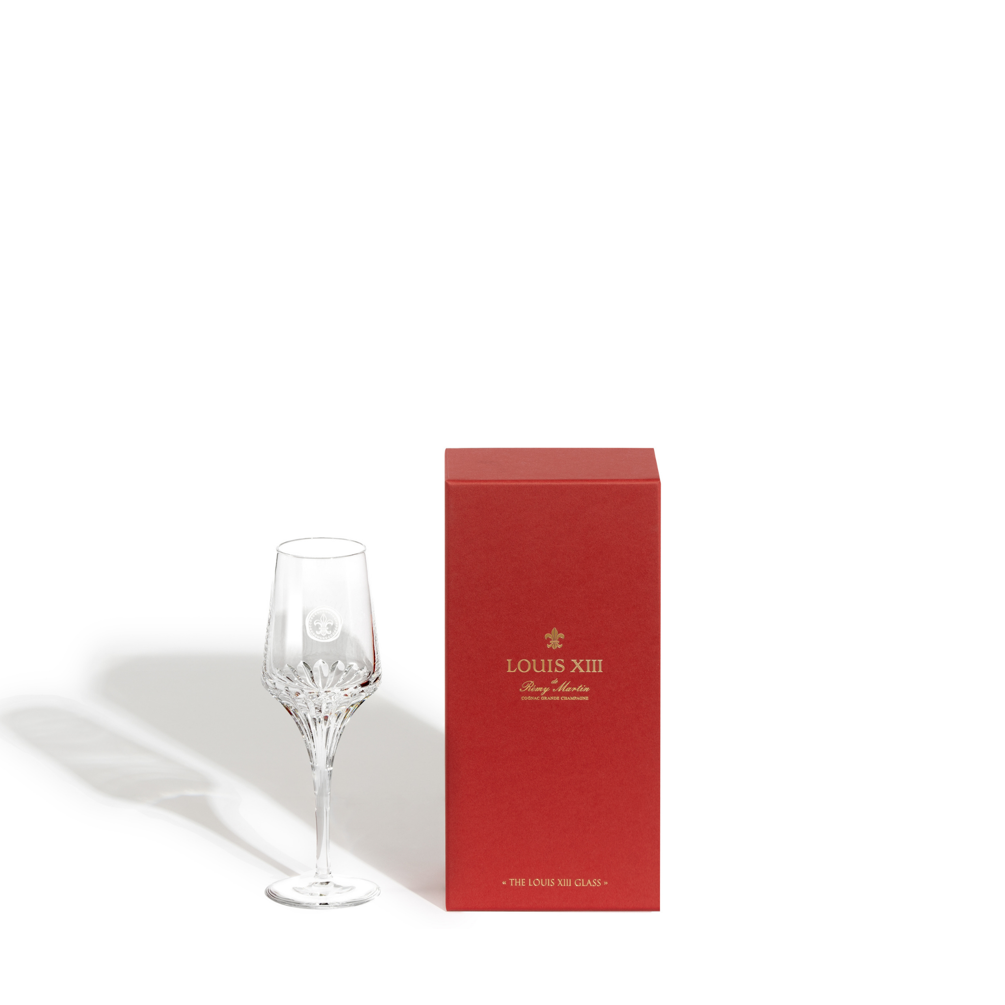 A packshot of a LOUIS XIII single crystal glass with its packaging